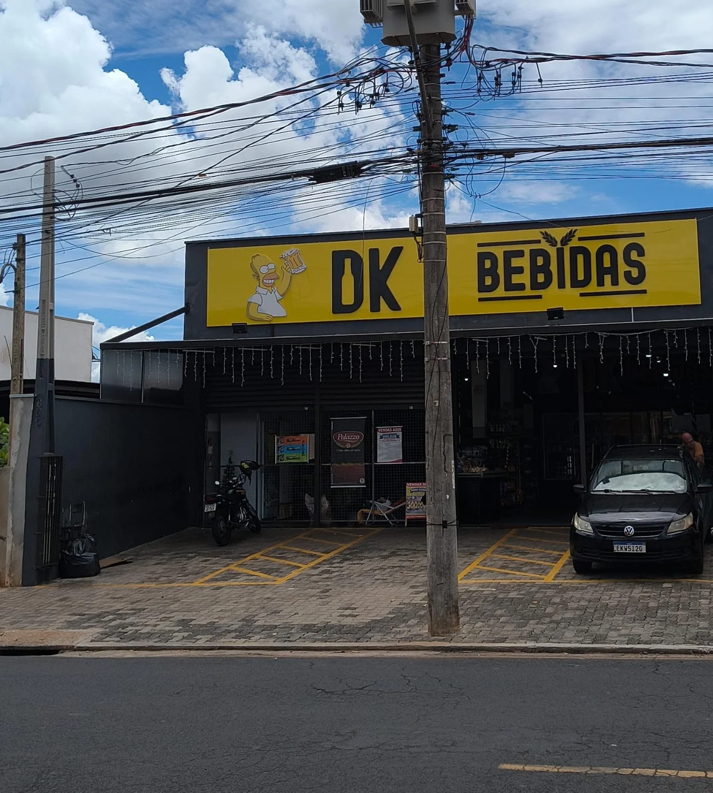 Fachada da DK Bebidas com estacionamento em Araraquara